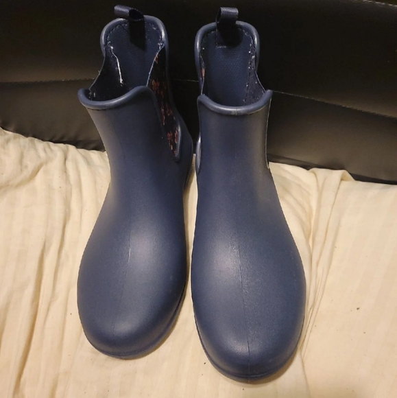 W7 Crocs - Picture 2 of 4